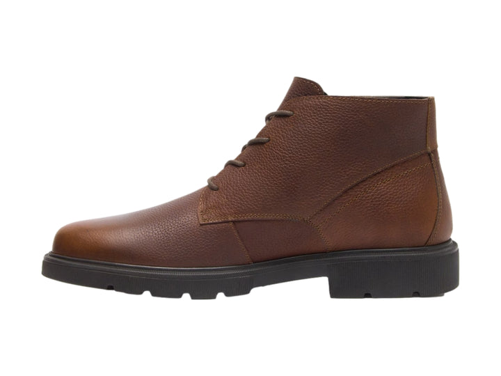 Bota casual Flexi de cuero color café con agujetas y suela negra robusta.