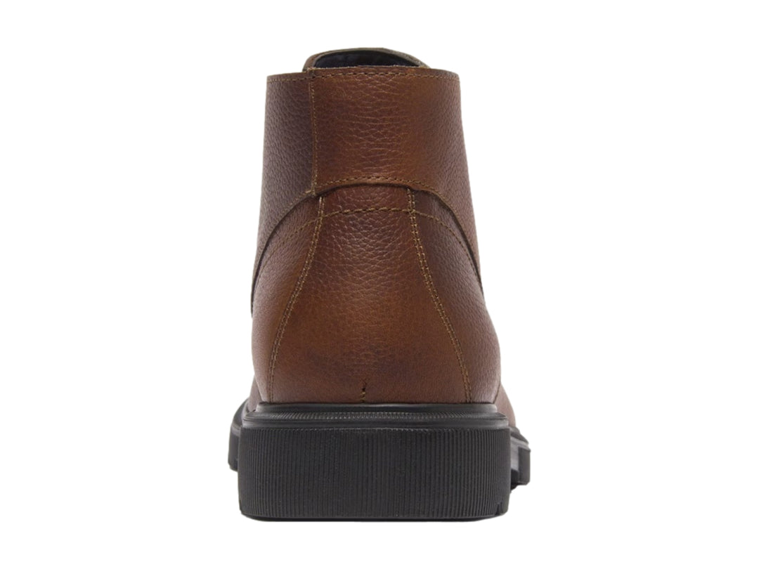 Bota casual Flexi de cuero color café con agujetas y suela negra robusta.