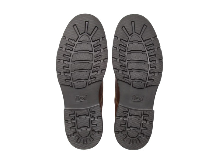 Bota casual Flexi de cuero color café con agujetas y suela negra robusta.
