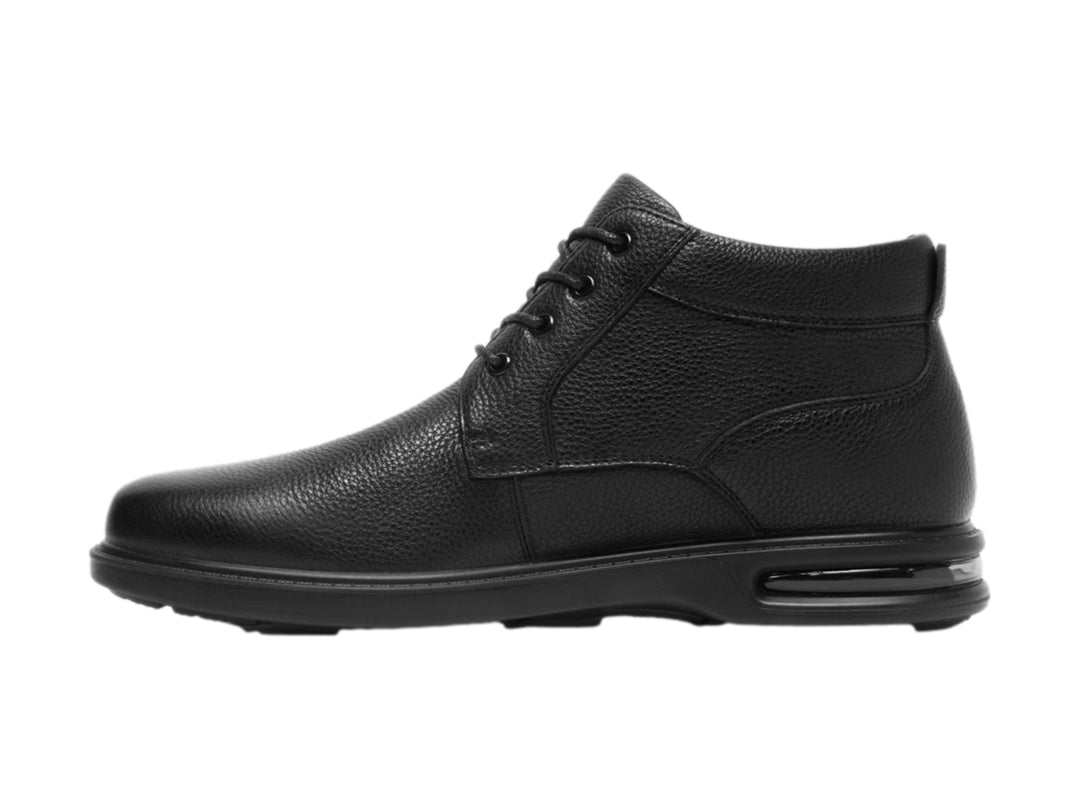 Bota corta de cuero negro para hombre con agujetas y suela negra.