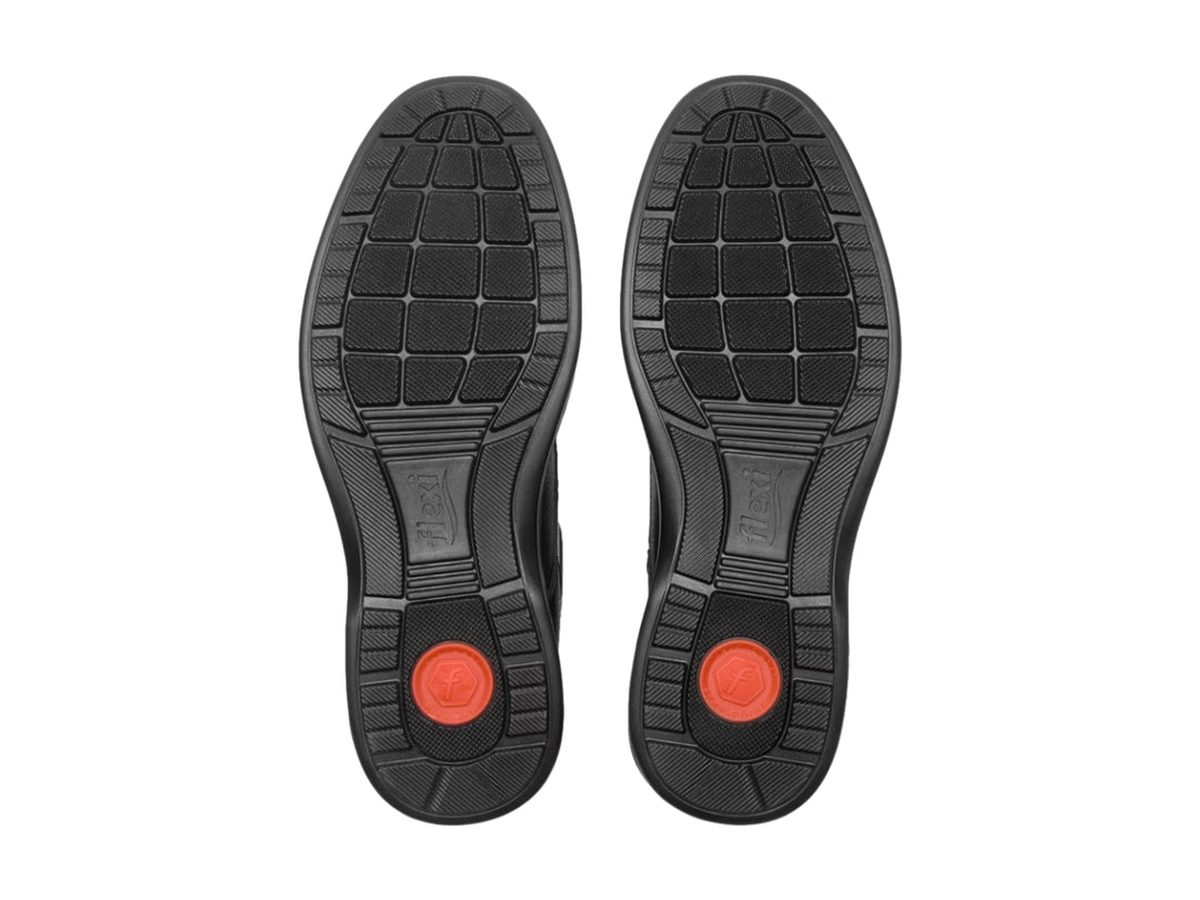 Bota corta de cuero negro para hombre con agujetas y suela negra.