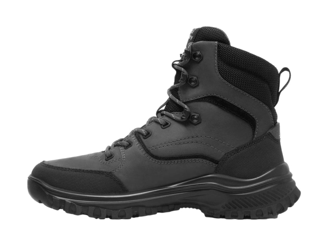 Bota deportiva Flexi en color gris oscuro con suela robusta y cierre de cordones.