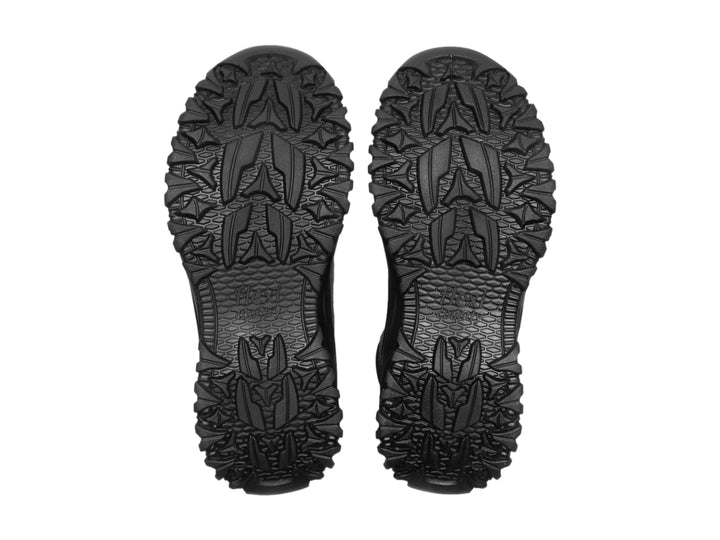 Bota deportiva Flexi en color gris oscuro con suela robusta y cierre de cordones.