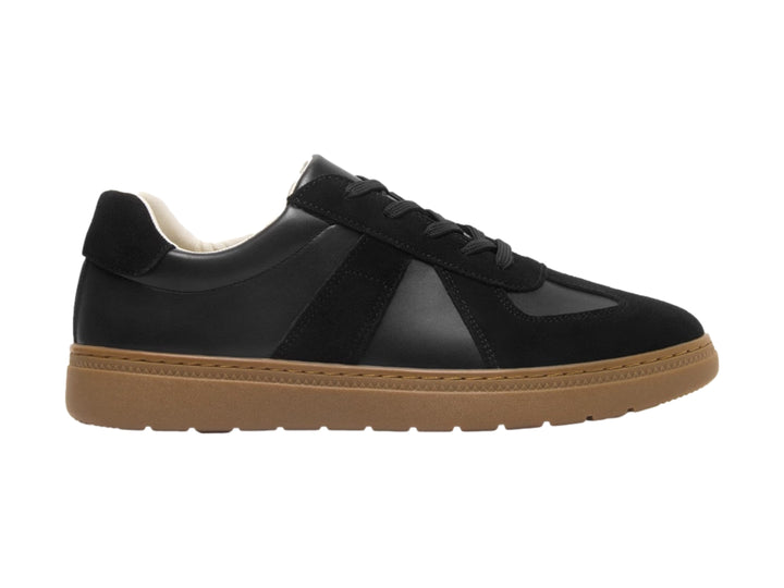 Tenis casuales Flexi color negro con suela color café y detalles en gamuza sintética.