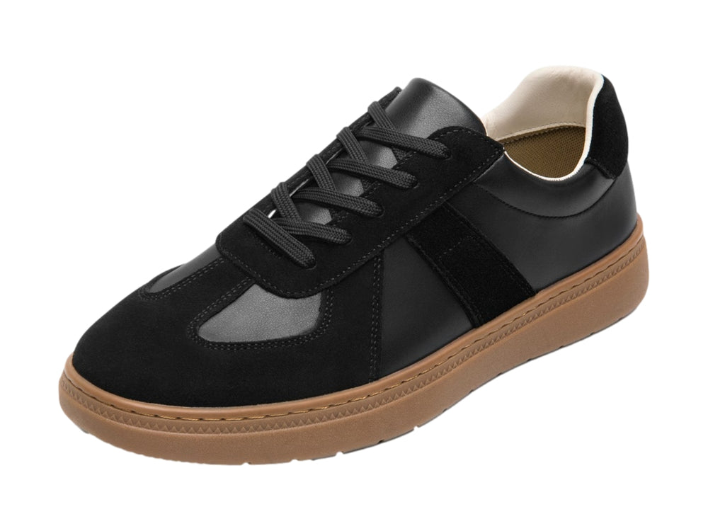 Tenis casuales Flexi color negro con suela color café y detalles en gamuza sintética.