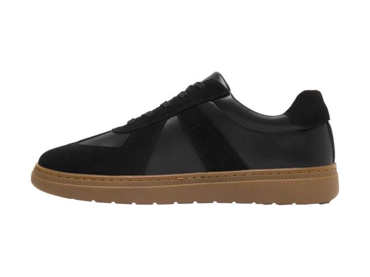 Tenis casuales Flexi color negro con suela color café y detalles en gamuza sintética.