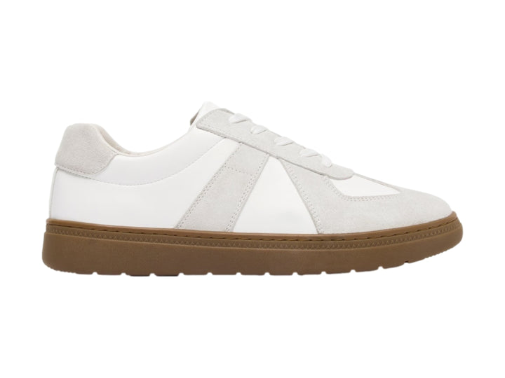 Tenis casuales Flexi color blanco con detalles beige y suela color café.