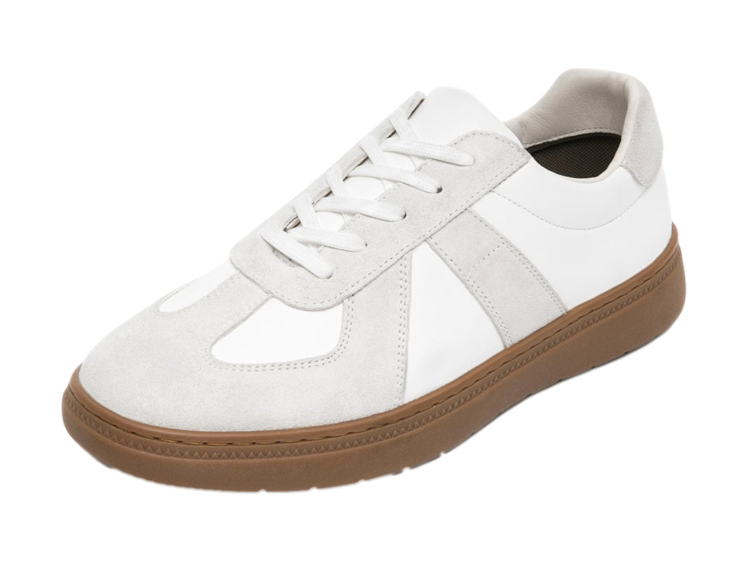Tenis casuales Flexi color blanco con detalles beige y suela color café.