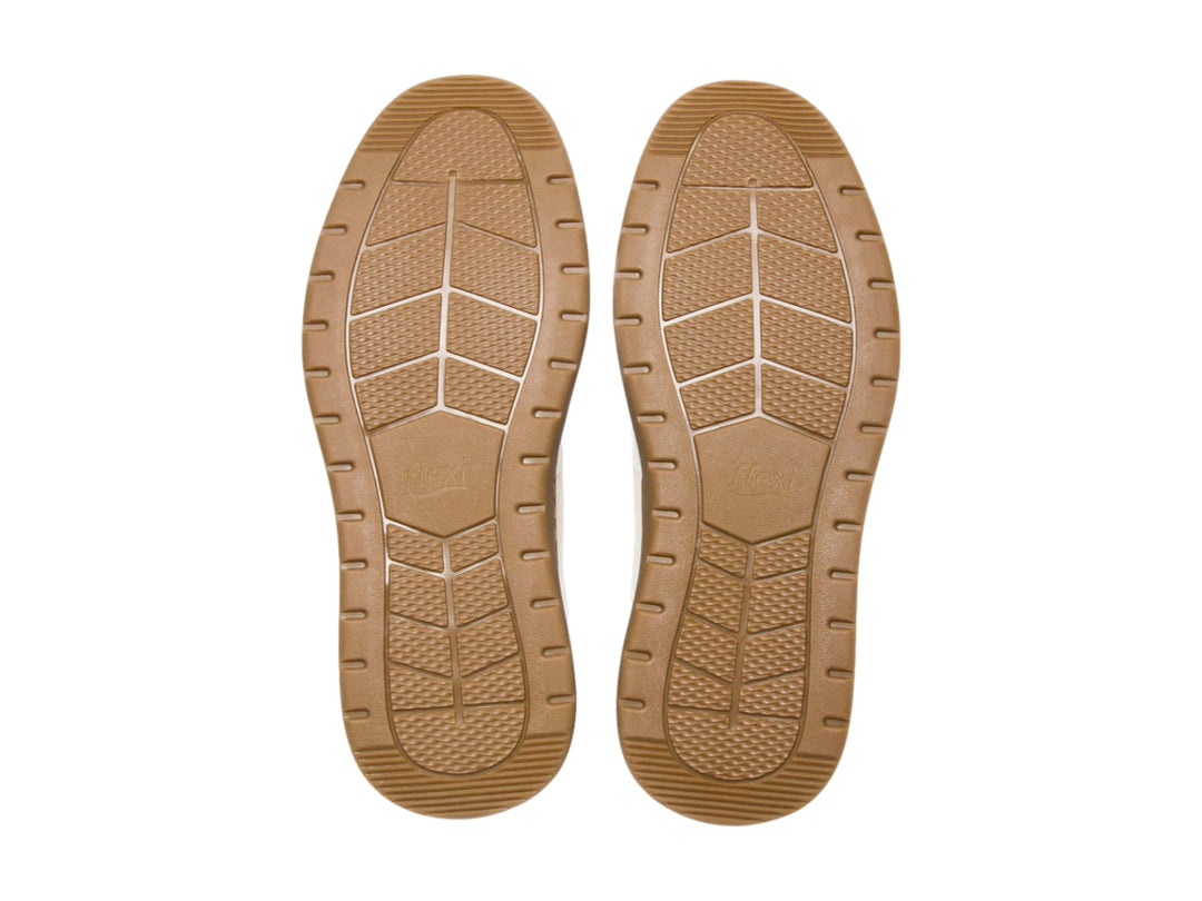 Tenis casuales Flexi color blanco con detalles beige y suela color café.