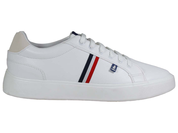 Tenis blancos de The Polo Club con franjas azul y roja en el costado y suela blanca.