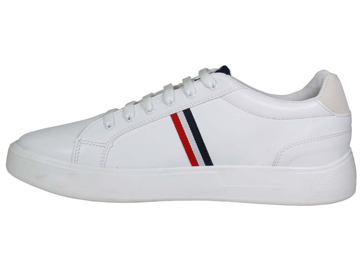 Tenis blancos de The Polo Club con franjas azul y roja en el costado y suela blanca.