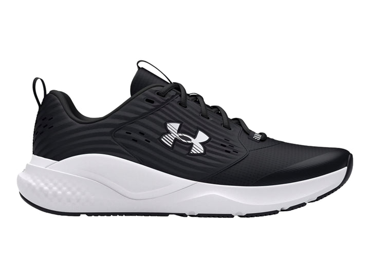 Tenis deportivos Under Armour color negro con suela blanca y logotipo blanco.