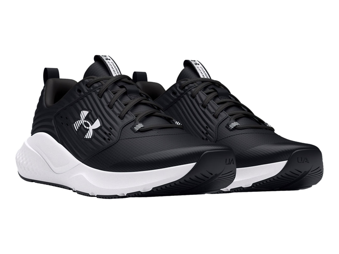 Tenis deportivos Under Armour color negro con suela blanca y logotipo blanco.