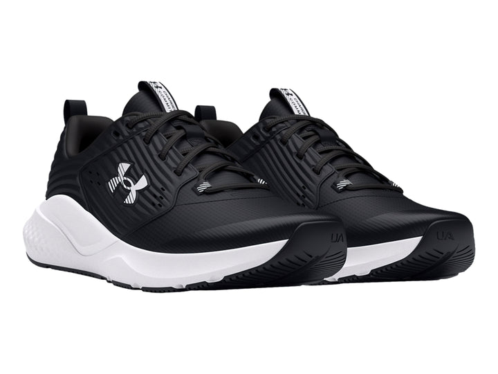 Tenis deportivos Under Armour color negro con suela blanca y logotipo blanco.