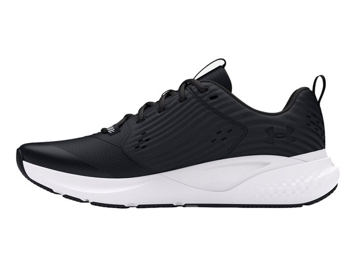 Tenis deportivos Under Armour color negro con suela blanca y logotipo blanco.