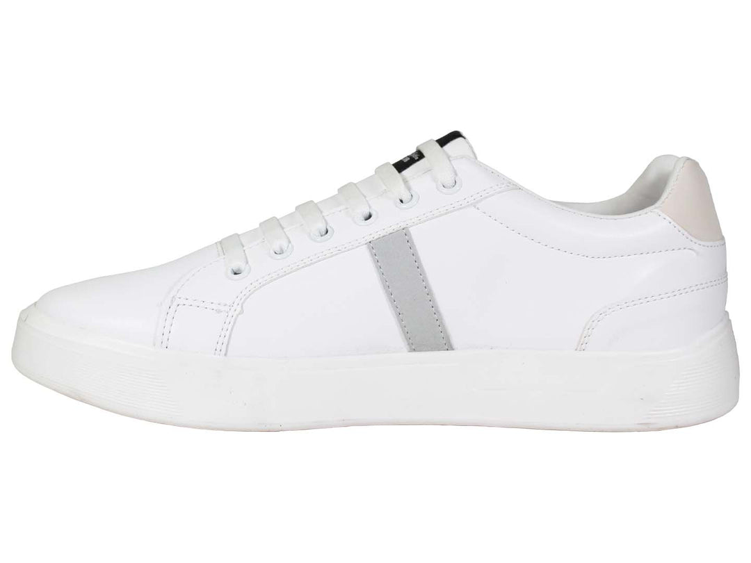 Tenis blancos de The Polo Club con logotipo negro y suela plana.