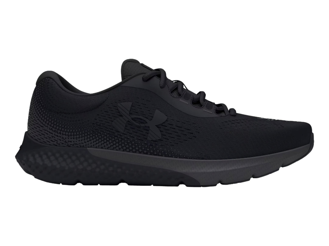Zapato deportivo Under Armour Charged Rogue 4 en color negro total con tejido transpirable.