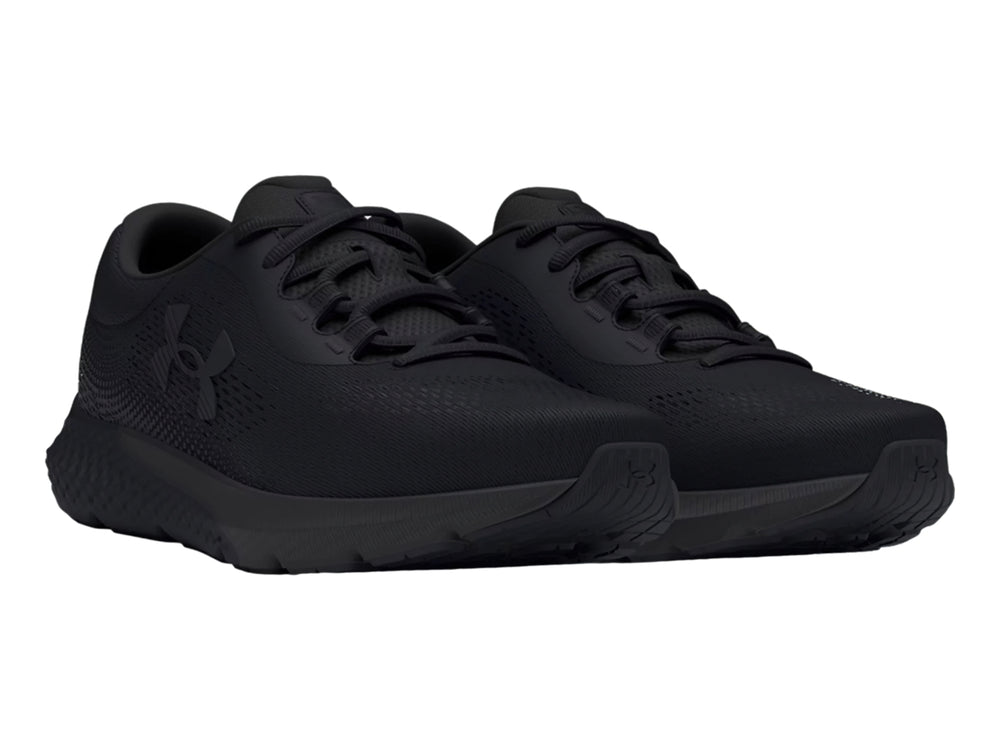 Zapato deportivo Under Armour Charged Rogue 4 en color negro total con tejido transpirable.