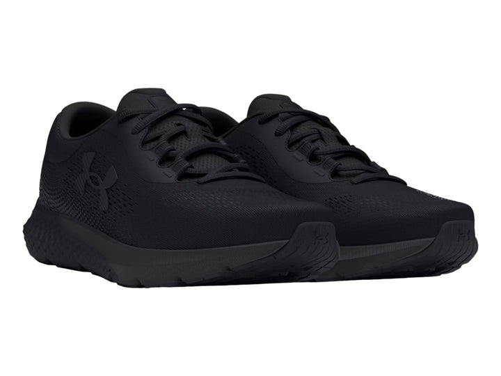 Zapato deportivo Under Armour Charged Rogue 4 en color negro total con tejido transpirable.