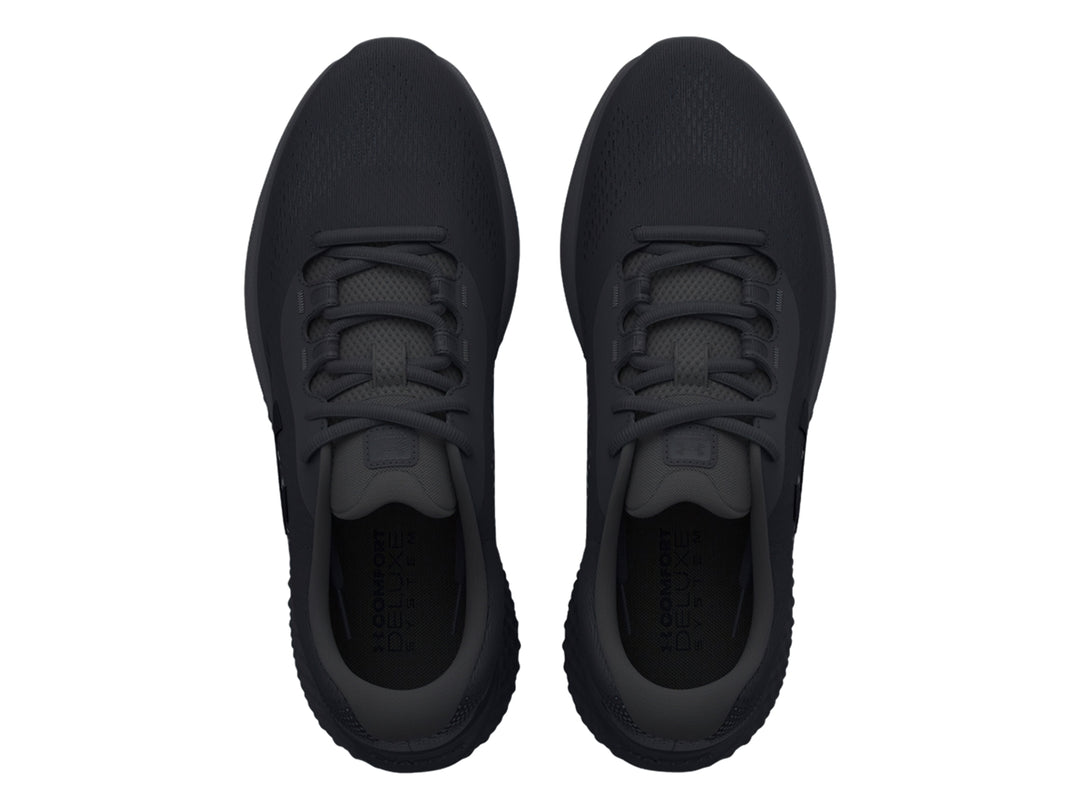 Zapato deportivo Under Armour Charged Rogue 4 en color negro total con tejido transpirable.