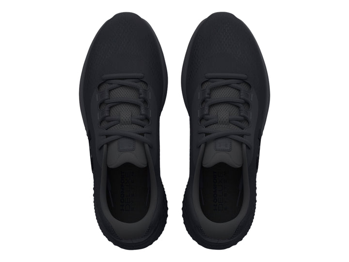 Zapato deportivo Under Armour Charged Rogue 4 en color negro total con tejido transpirable.