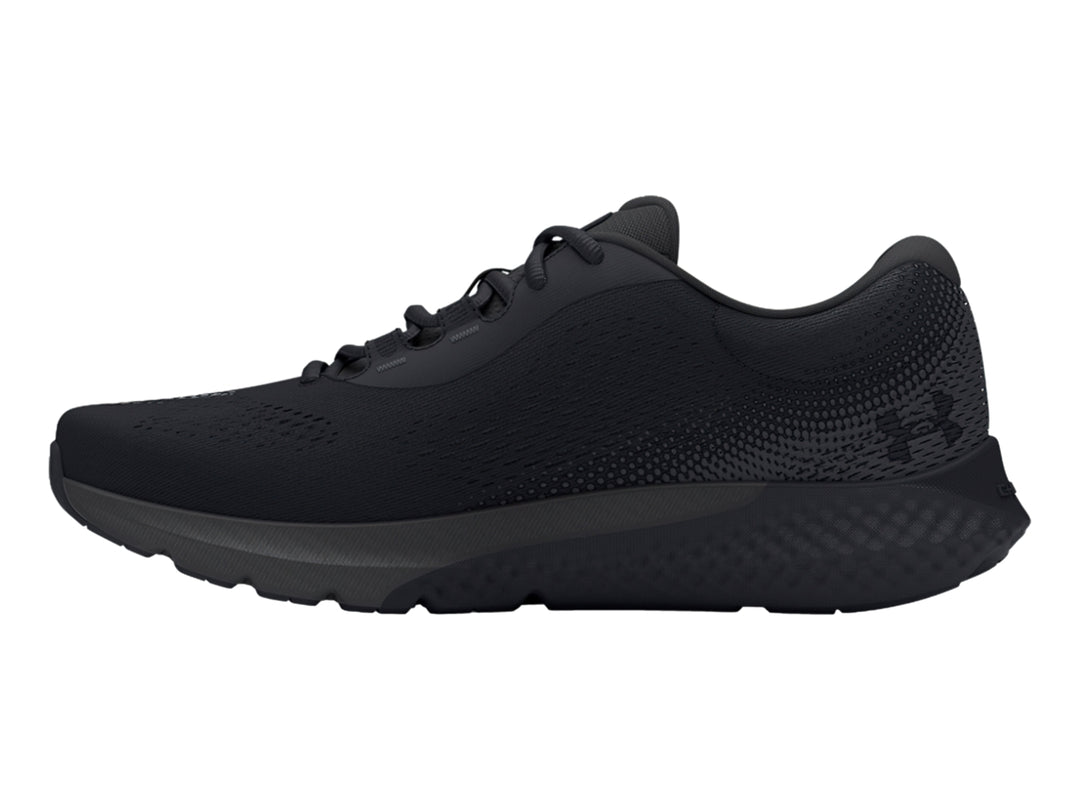 Zapato deportivo Under Armour Charged Rogue 4 en color negro total con tejido transpirable.