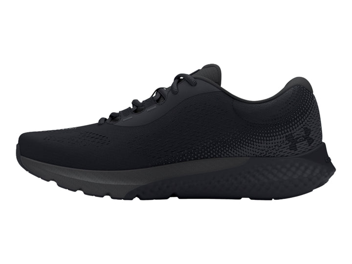 Zapato deportivo Under Armour Charged Rogue 4 en color negro total con tejido transpirable.