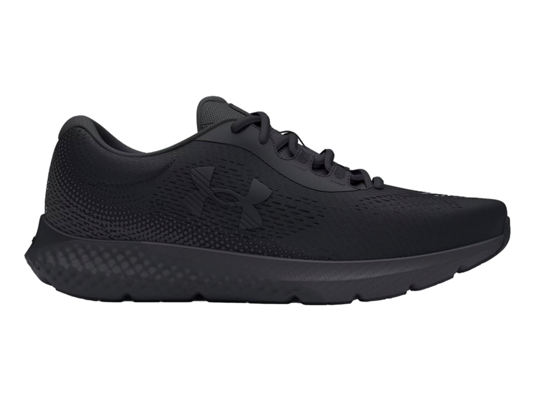 Tenis deportivos Under Armour Charged Rogue 4 en color negro total con textura de malla.