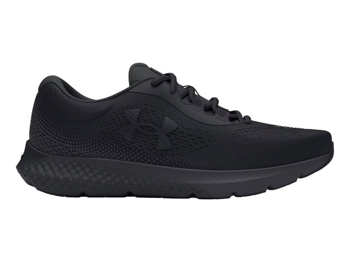 Tenis deportivos Under Armour Charged Rogue 4 en color negro total con textura de malla.
