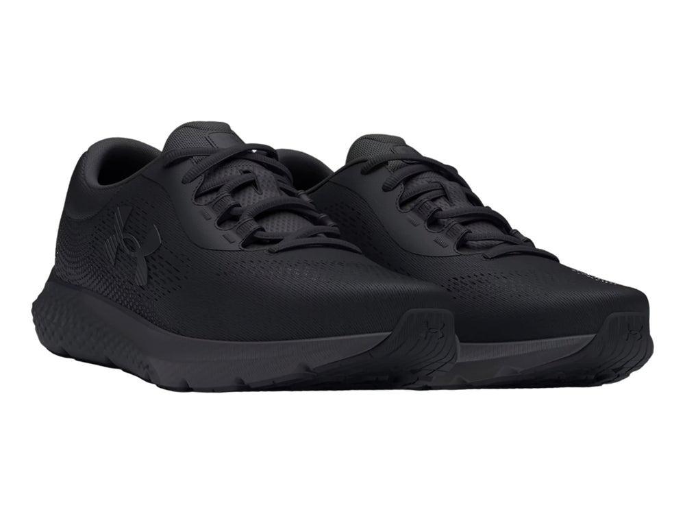 Tenis deportivos Under Armour Charged Rogue 4 en color negro total con textura de malla.