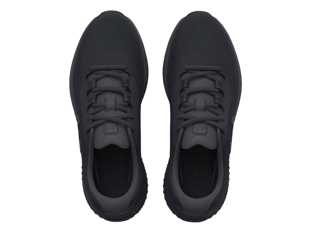 Tenis deportivos Under Armour Charged Rogue 4 en color negro total con textura de malla.