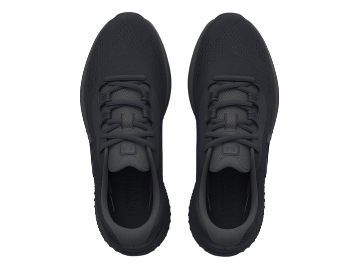 Tenis deportivos Under Armour Charged Rogue 4 en color negro total con textura de malla.
