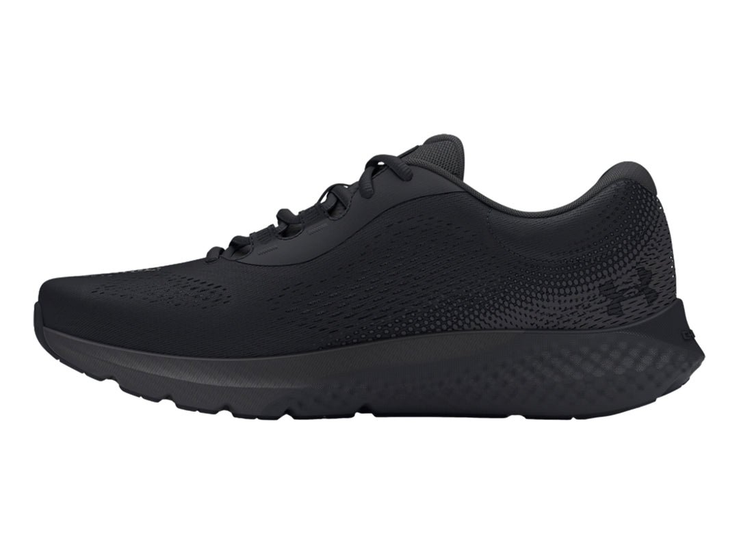 Tenis deportivos Under Armour Charged Rogue 4 en color negro total con textura de malla.