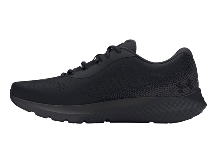 Tenis deportivos Under Armour Charged Rogue 4 en color negro total con textura de malla.