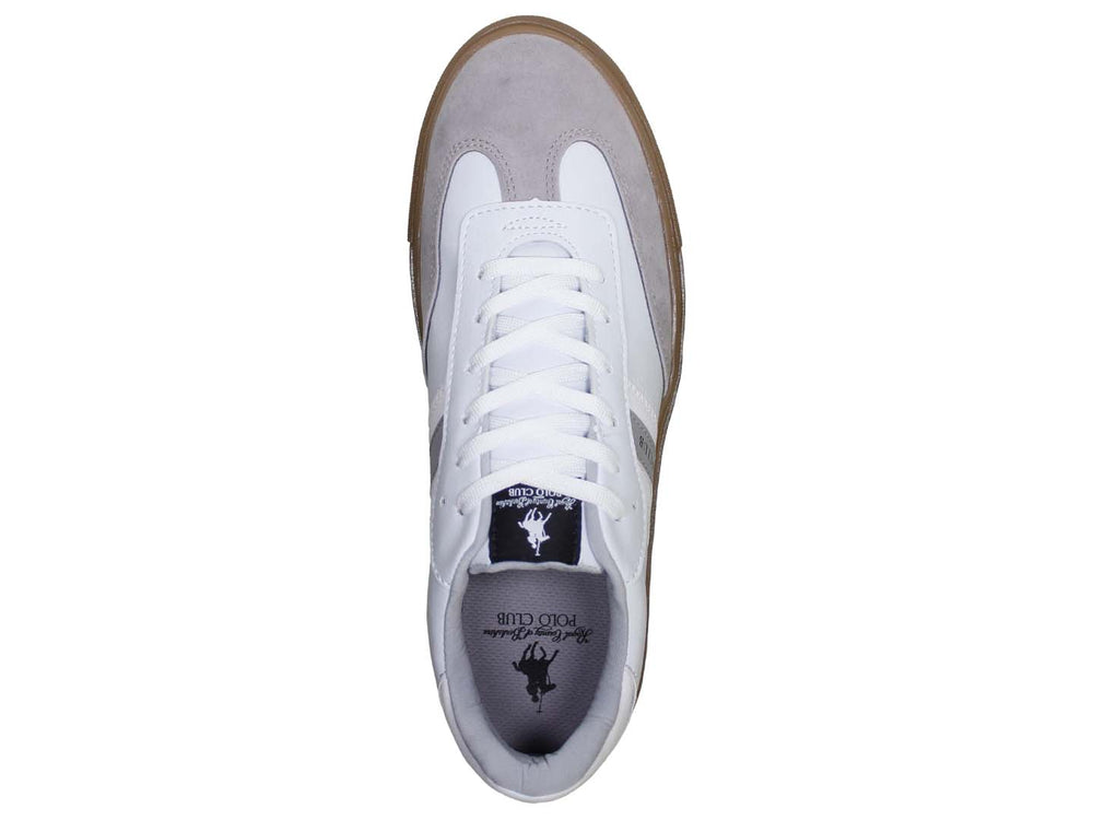 Tenis blancos THE POLO CLUB con suela color café y detalles en gris en la punta.