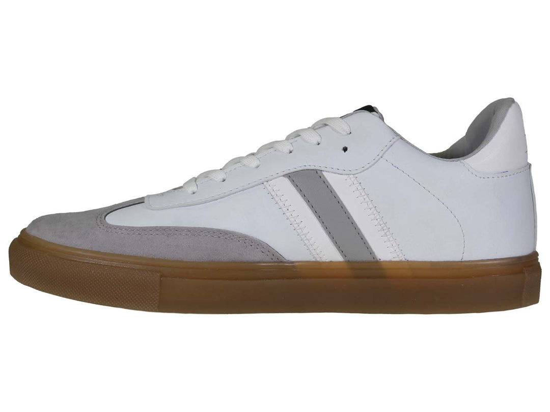 Tenis blancos THE POLO CLUB con suela color café y detalles en gris en la punta.