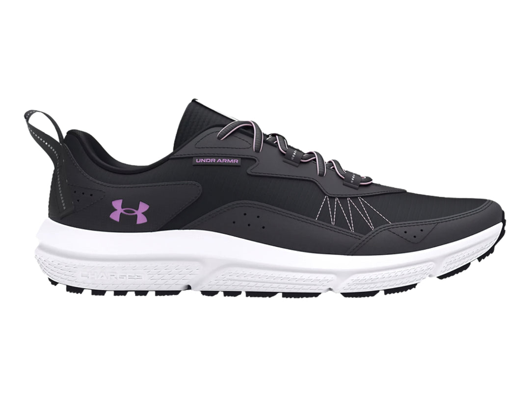 Tenis deportivos Under Armour en color negro con suela blanca y detalles en morado.