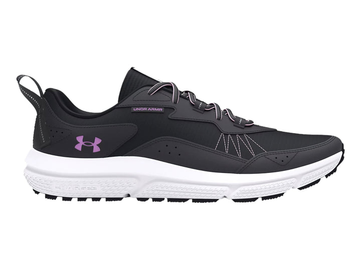 Tenis deportivos Under Armour en color negro con suela blanca y detalles en morado.