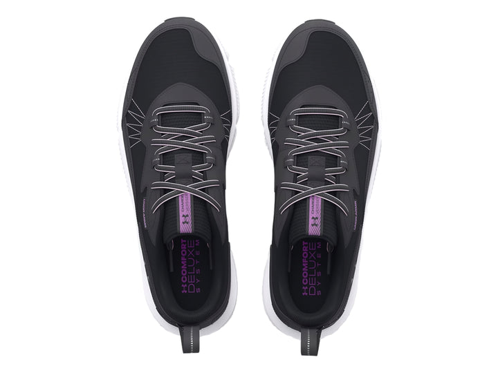 Tenis deportivos Under Armour en color negro con suela blanca y detalles en morado.