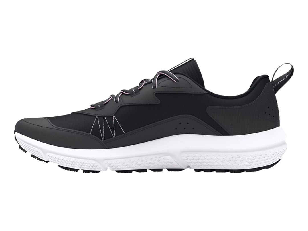 Tenis deportivos Under Armour en color negro con suela blanca y detalles en morado.
