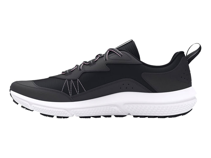 Tenis deportivos Under Armour en color negro con suela blanca y detalles en morado.
