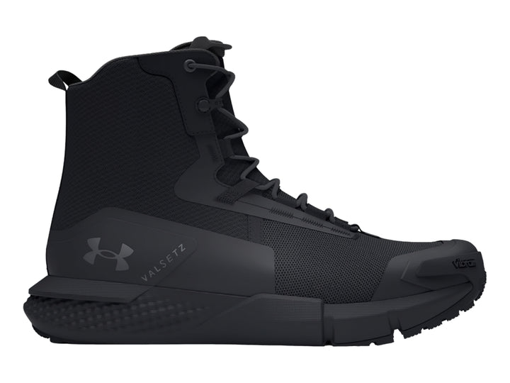 Bota deportiva Under Armour Charged Valsetz en color negro, diseño táctico de caña media con suela gruesa.