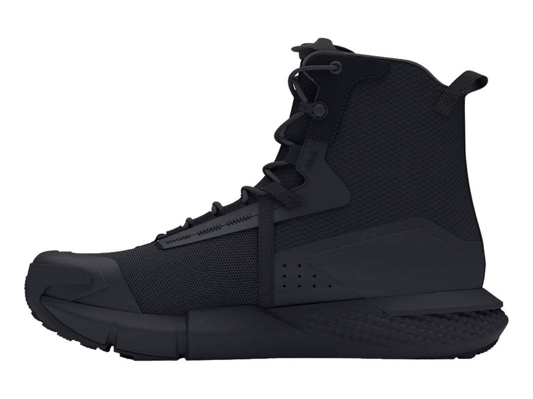 Bota deportiva Under Armour Charged Valsetz en color negro, diseño táctico de caña media con suela gruesa.