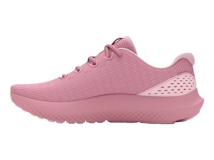 Tenis deportivos Under Armour de color rosa con suela Charged y malla transpirable.