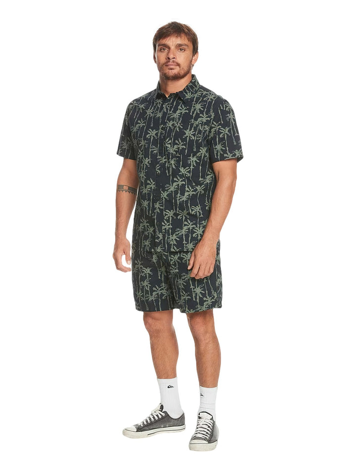 Camisa Quiksilver de manga corta en color negro con estampado de palmeras en tono verde laurel wreath.