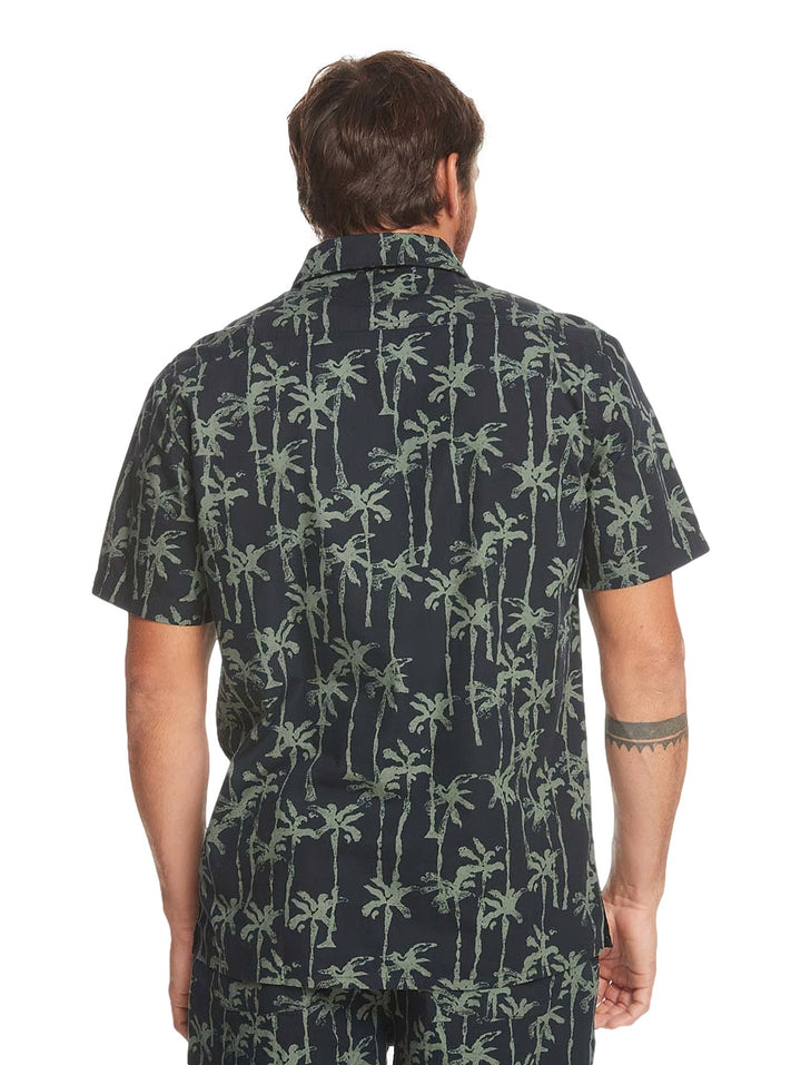 Camisa Quiksilver de manga corta en color negro con estampado de palmeras en tono verde laurel wreath.
