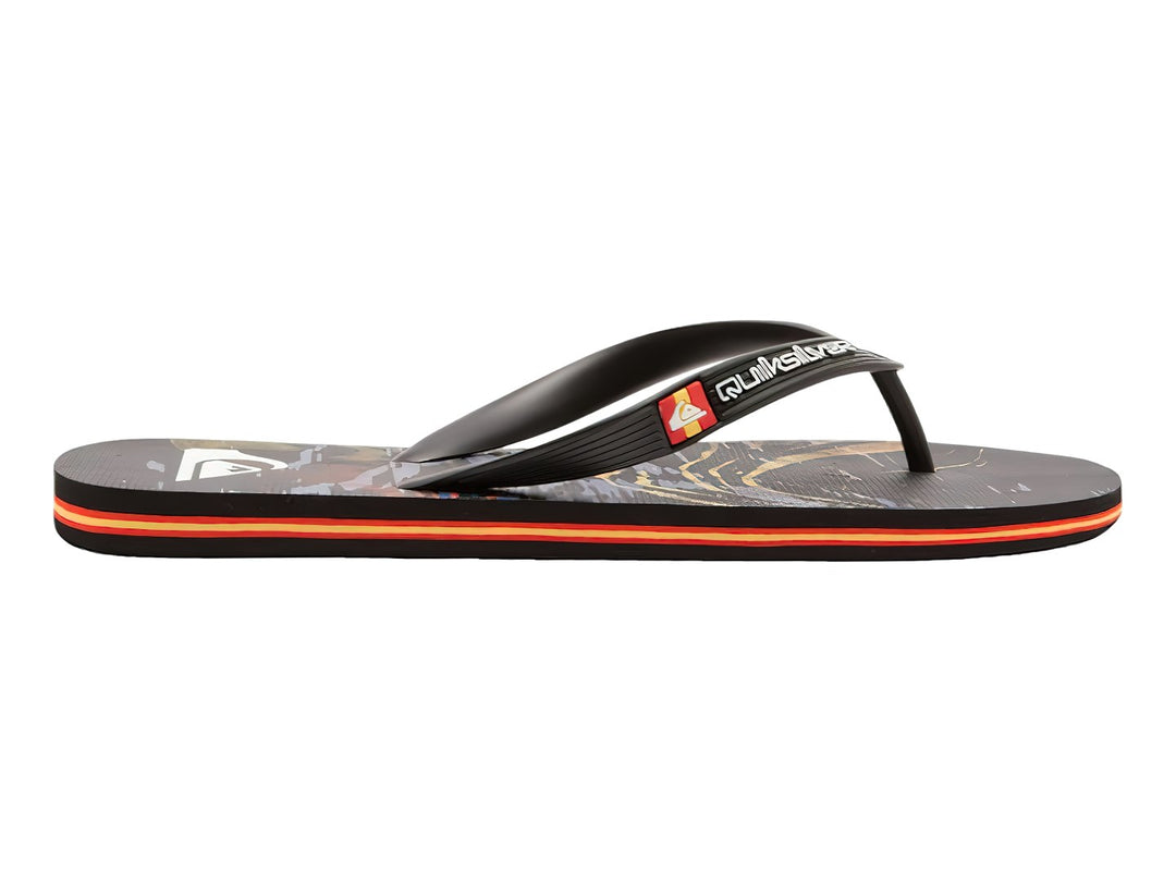 Sandalias Quiksilver negras con una línea naranja en la suela y diseño casual.