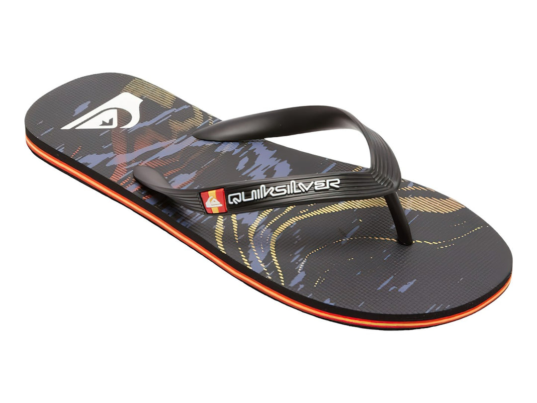Sandalias Quiksilver negras con una línea naranja en la suela y diseño casual.
