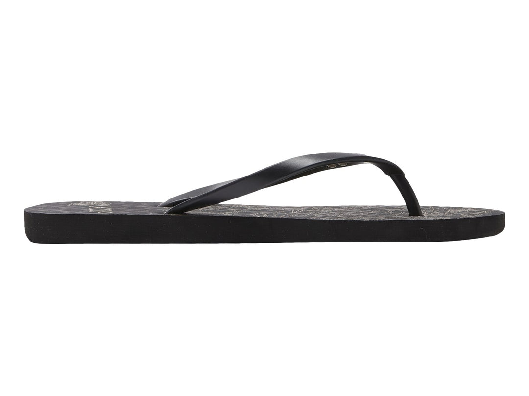 Sandalias negras de la marca Roxy con detalles en dorado metálico y diseño plano.
