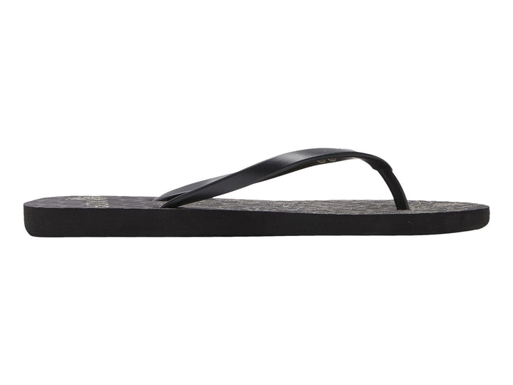 Sandalias negras de la marca Roxy con detalles en dorado metálico y diseño plano.